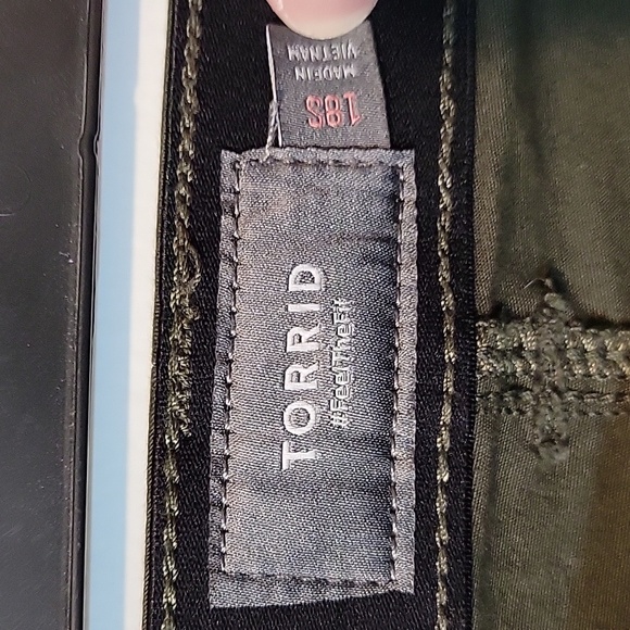 Torrid 18S A-Line Flare Lightweight Twill Cargo High Rise Pant - Picture 3 of 10